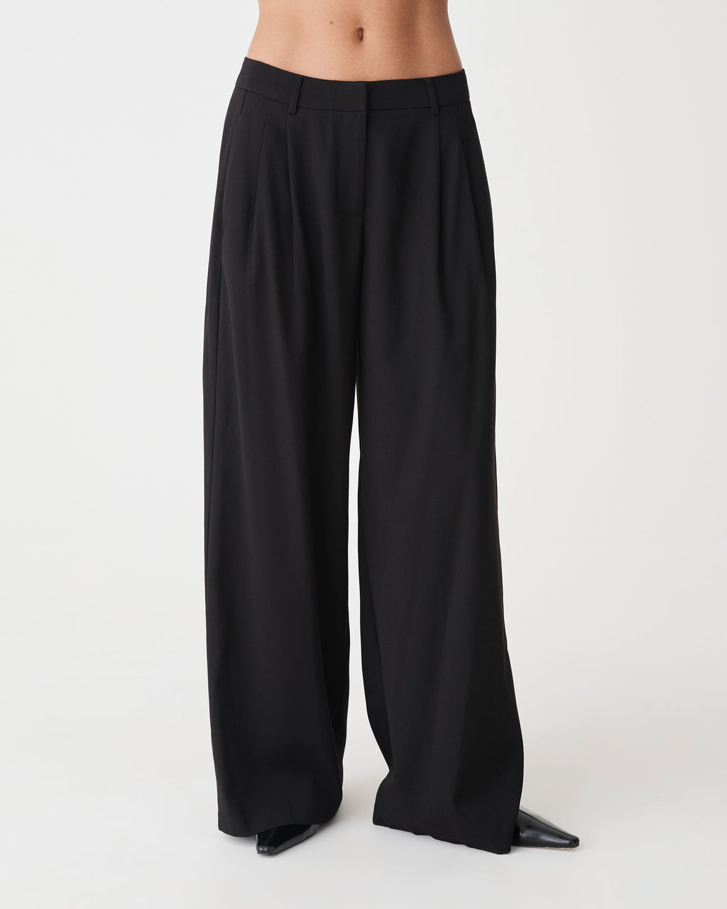 Arden Mid Rise Pleated Pants in black — close-up view 2