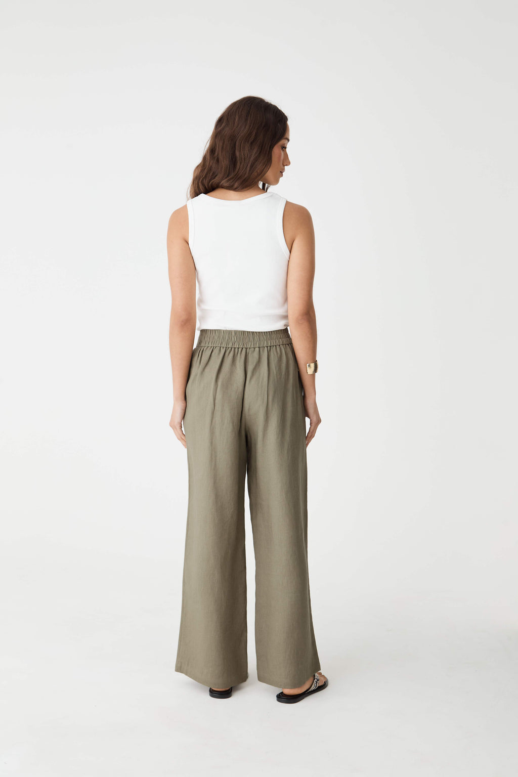Back view showing the elasticated back waistband of the oregano Ami Linen Elastic Back Pants