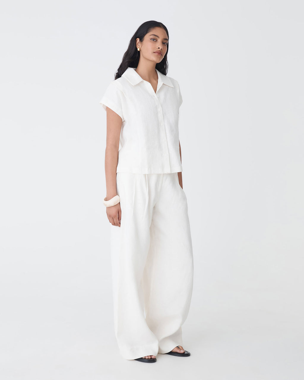 Ami Linen Collar Shirt in ivory — side view